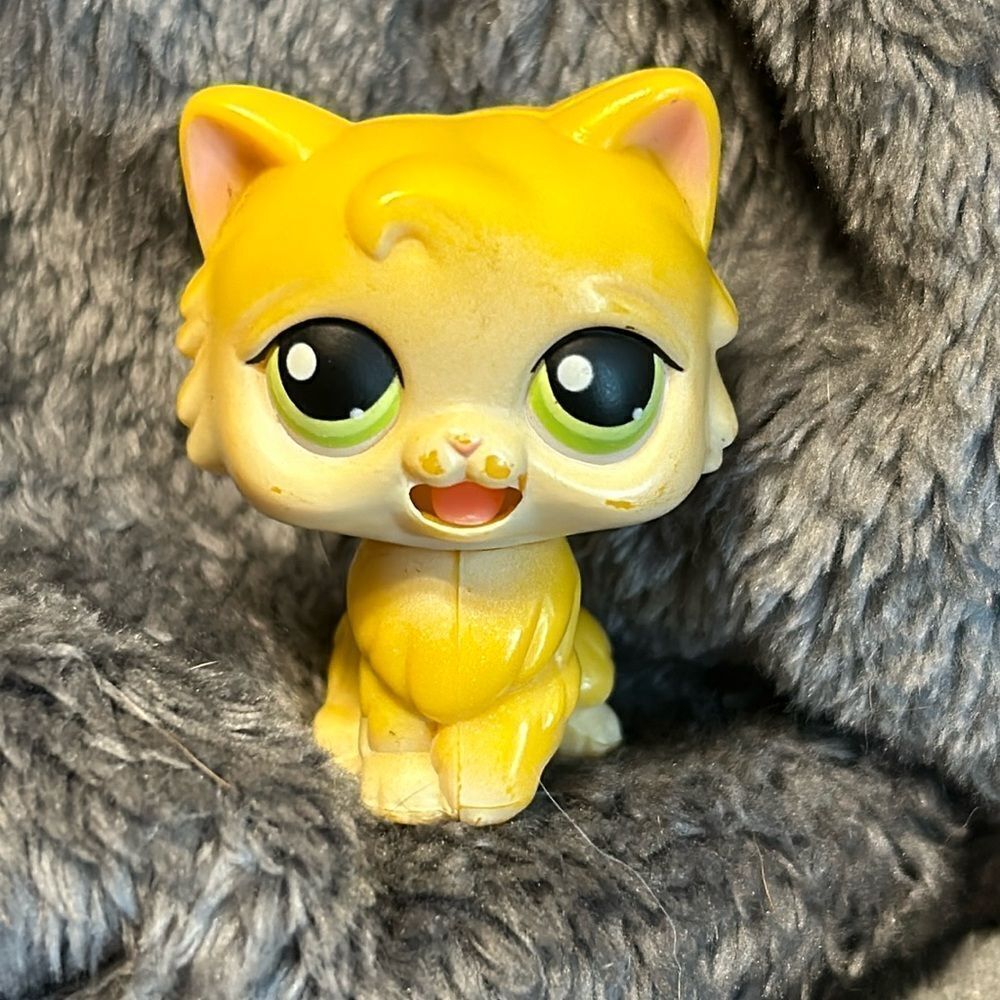 Littlest Pet Shop First Generation Yellow Cat Motion Tongue
